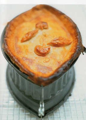 Pie_raised_in_tin002.jpg